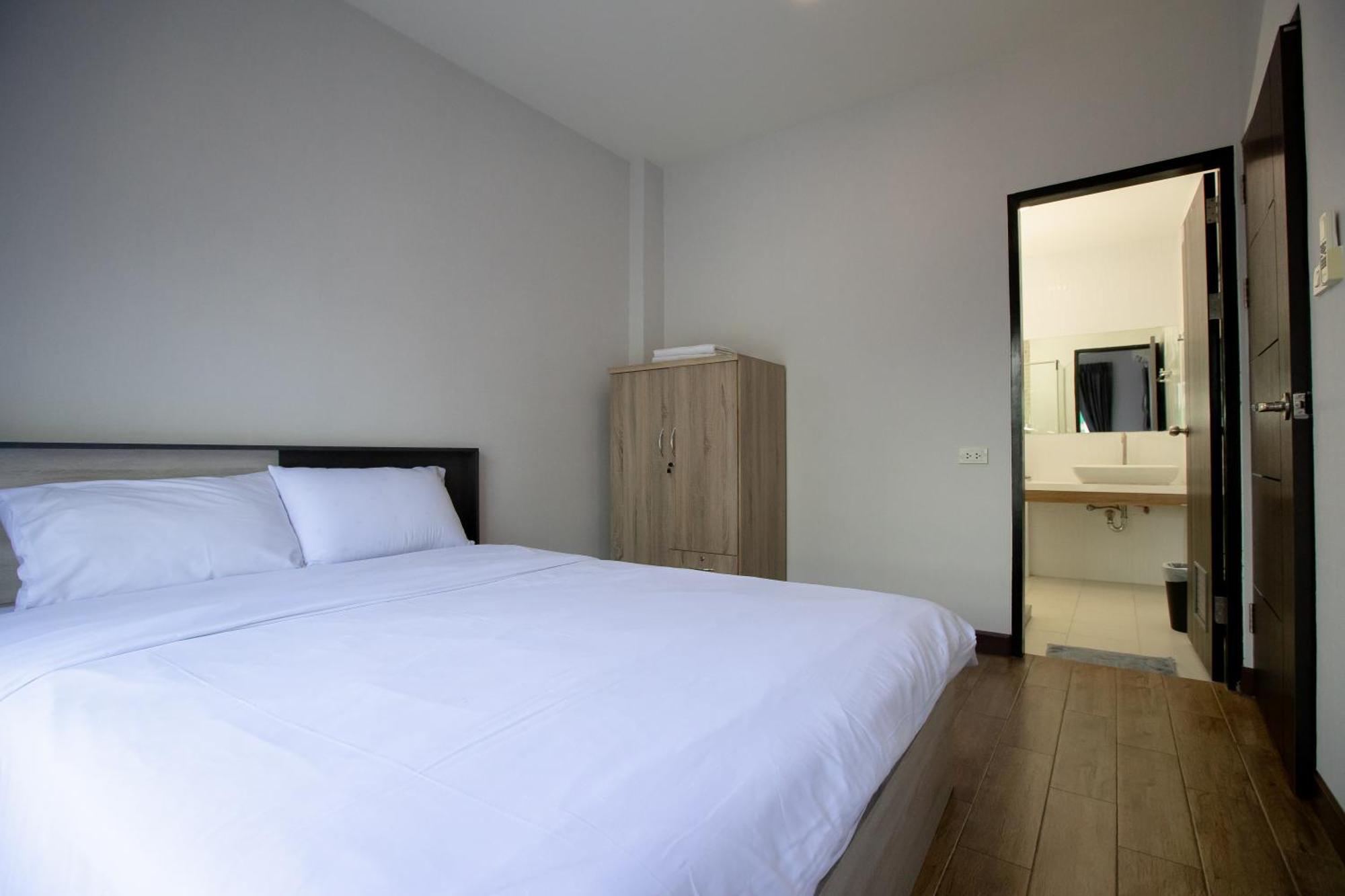 Room 36 Service Apartment Бангкок Экстерьер фото