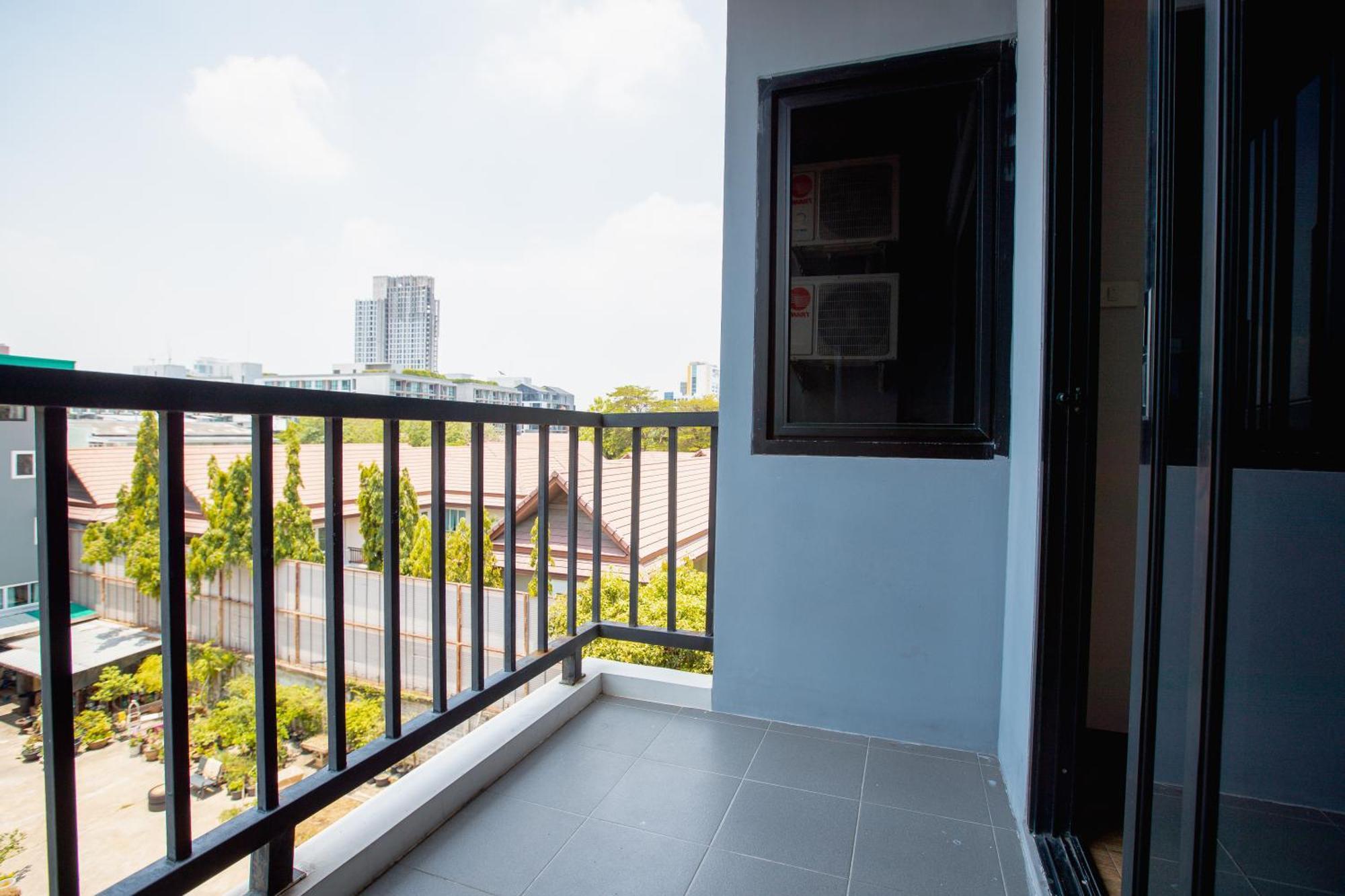 Room 36 Service Apartment Бангкок Экстерьер фото